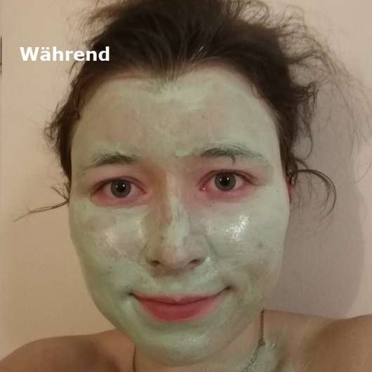 Gesicht während der Anwendung der Garnier SkinActive Matcha + Kaolin Mask