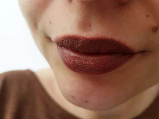 p2 full matte lipstick, Farbe: 070 blabber out loud - auf den Lippen