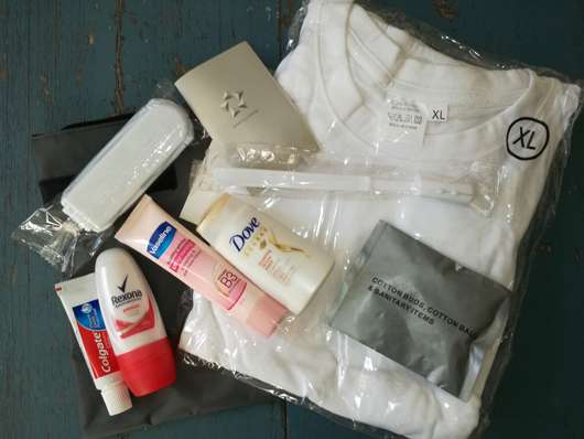 SOSkit für die Reise bestehend aus diversen Pflegeprodukten, T-Shirt und Zahnbürste
