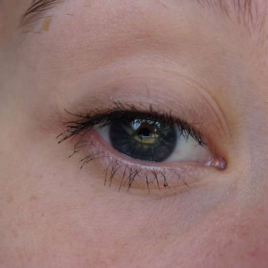 Wimpern mit der alverde 12 hours long stay mascara, Farbe: 010 schwarz