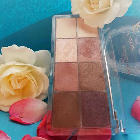 geöffnete essence all about roses eyeshadow palette