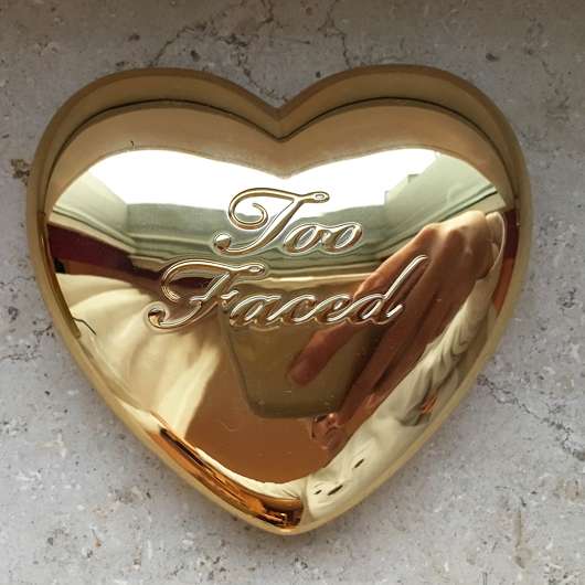 Design vom Too Faced Love Light Highlighter, Farbe: You light up my life