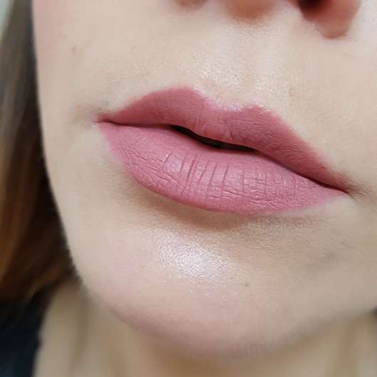 Lippen direkt nach dem Auftrag des p2 effect matte liquid lipstick, Farbe: 010