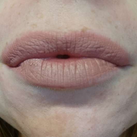 Lippen mit p2 full matte lipstick, Farbe: 30 kiss my words