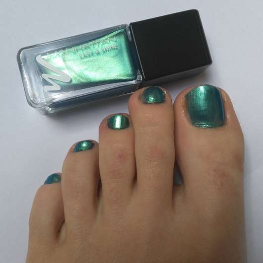 Manhattan Last & Shine Nail Polish, Farbe: 830 Almost Emerald auf den Nägeln