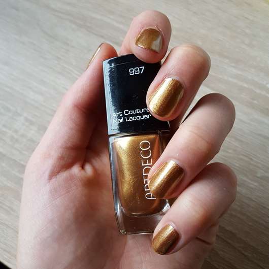 ARTDECO Art Couture Nail Lacquer, Farbe: 997 golden moments (LE) Flasche und Nägel