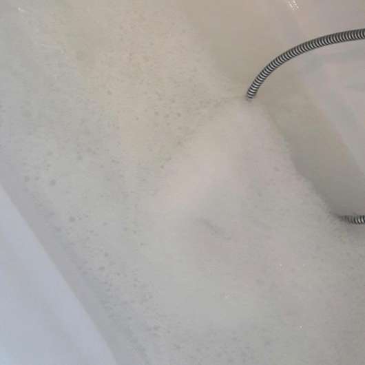 ZOELLA beauty Bath Frosting Bath Milk Powder im Wasser
