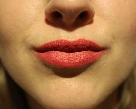 Lippen mit alverde Matt Lipstick Farbe: 20 Magenta Love