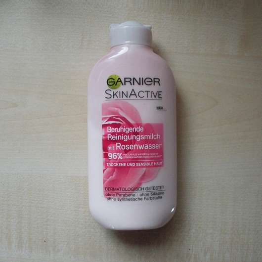 Garnier SkinActive Beruhigende Reinigungsmilch mit Rosenwasser Flasche und Design