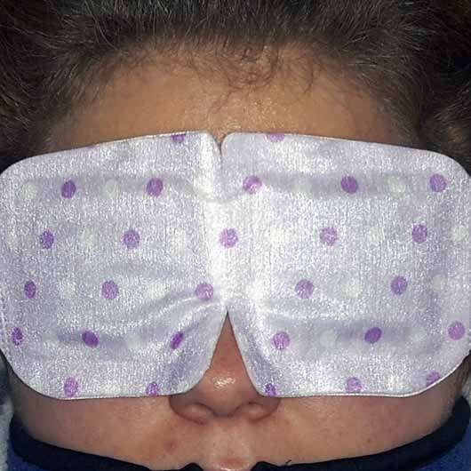 IVY Hot Eyes Steam Augenmaske - Maske aufgelegt