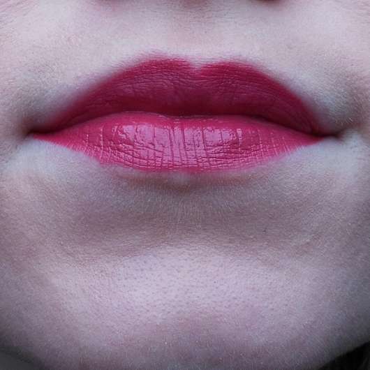 Lippen mit Backstage Make-up Lipstick Satin Cover, Farbe: 90 Impulse