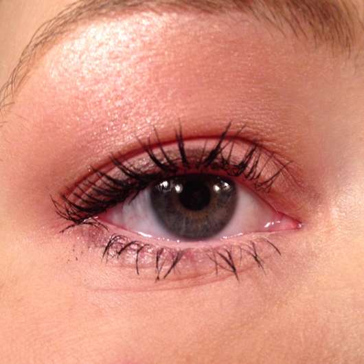 2 Schichten Maybelline The Rocket Volum’ Express Mascara Waterproof, Farbe: Very Black 2 Schichten Maybelline The Rocket Volum’ Express Mascara Waterproof, Farbe: Very Black