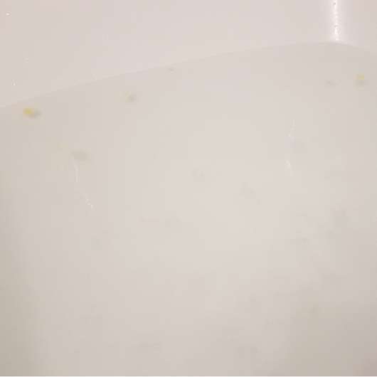 Badwasser mit kleinen Flöckchen der CMD Pflegebutter Hand Ei Zitrus