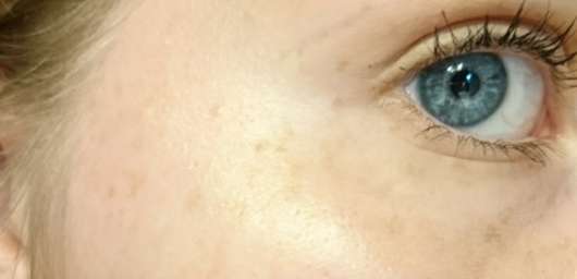 bronzefarbener Puderhighligher auf dem Wangenknochen bronzefarbener Puderhighligher auf dem Wangenknochen