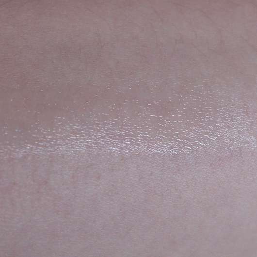 Swatch des essence 3d dewy look stick, Farbe: 10 dewy is the new matte