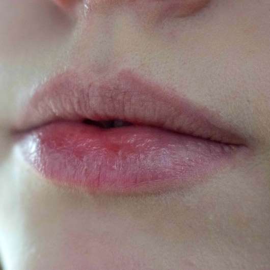 essence colour up! shine on! lipstick, Farbe: 10 rosey glitz - Lippen ohne Produkt