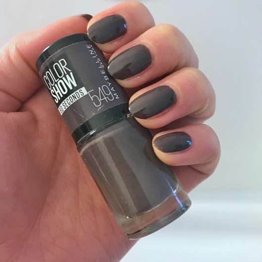 Maybelline Colorshow Nagellack, Farbe: 549 Midnight Taupe - Tragebild auf den Nägeln