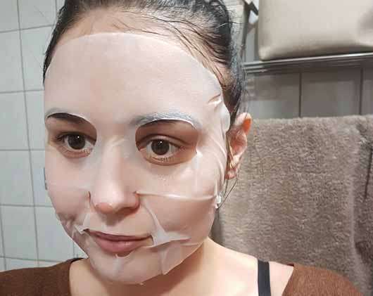 The Beauty Mask Company Beruhigung & Entspannung Tuchmaske - Maske auf das Gesicht gelegt