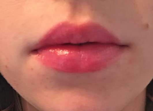 Lipgloss aufgetragen ohne Lippenstift darunter