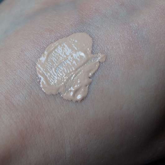 Swatch der alverde Perfect Cover Foundation & Concealer, Farbe: 10 Vanilla