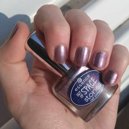 essence out of space stories nail polish, Farbe: 02 across the universe - auf den Nägeln