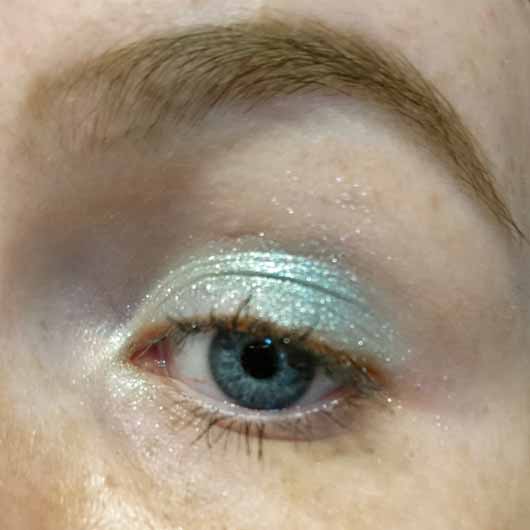 L.O.V Unexpected Eyeshadow Metallic, Farbe: 360 Lagoon Escape - auf dem Auge aufgetragen