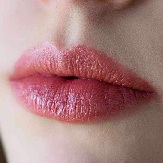 Lippen mit Revlon Super Lustrous Lipstick, Farbe: 460 Blushing Mauve