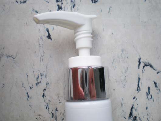 geöffneter Pumpspender des WHITE MINERAL Daily Protecting Shampoos
