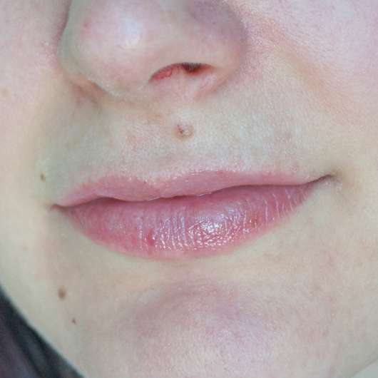 Lippen mit alverde Shiny Lip Oil "Raspberry"