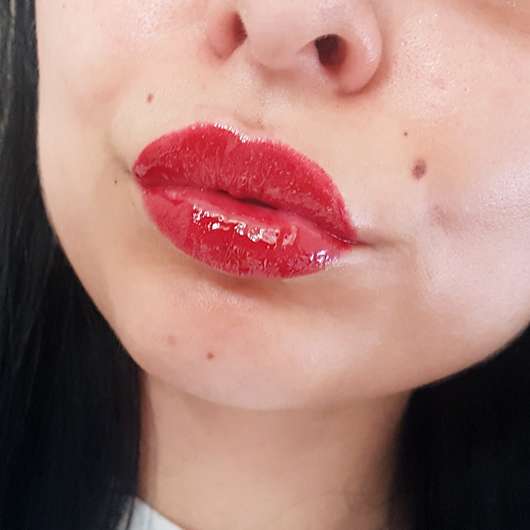 essence Colour Boost vinylicious liquid lipstick, Farbe: 07 bite me if you can - Swatch auf den Lippen