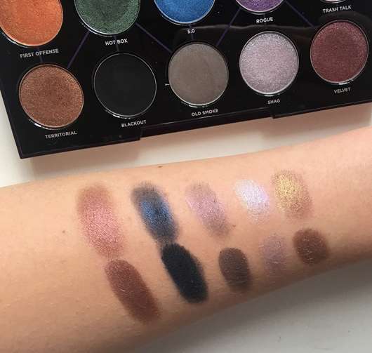 Swatches - Urban Decay Distortion Eyeshadow Palette