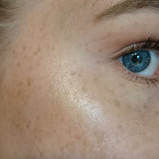 Wange mit BECCA Cosmetics Shimmering Skin Perfector Pressed, Farbe: Pearl