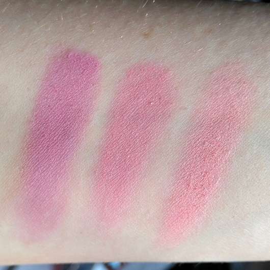 essence wanted: sunset dreamers fading blush, Farbe: 01 rise into sunset (LE) - Swatches auf dem Arm