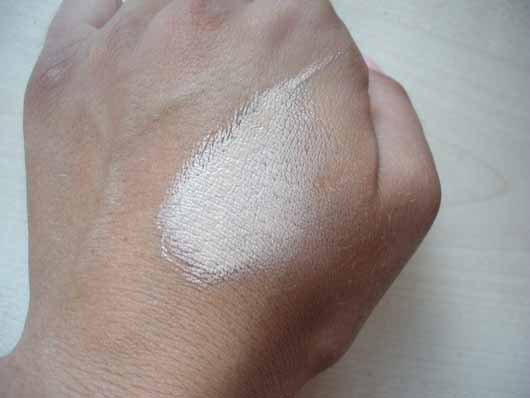 IT Cosmetics Bye Bye Under Eye Concealer, Farbe: Medium (Light-Medium) - Konsistenz verrieben