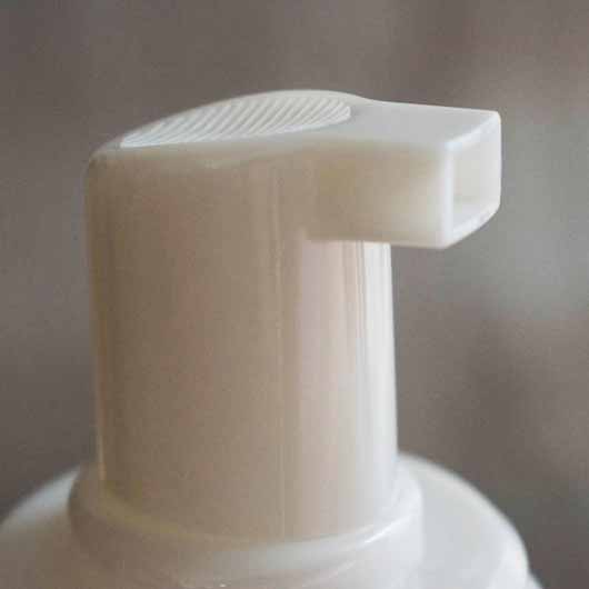 LVLY Soft Cleansing Foam - Flasche Öffnung