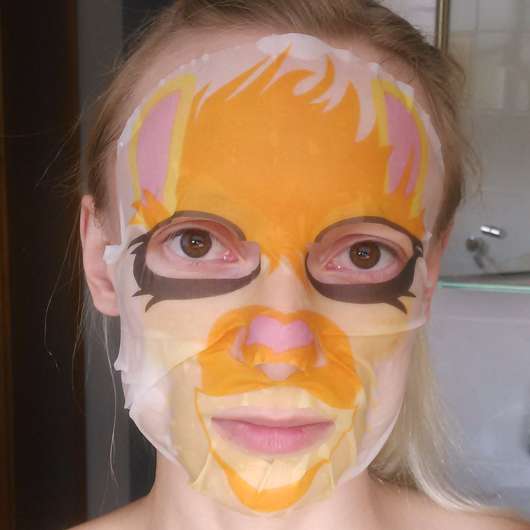 Gesicht mit The Beauty Mask Company Motiv-Tuchmaske „Lama“