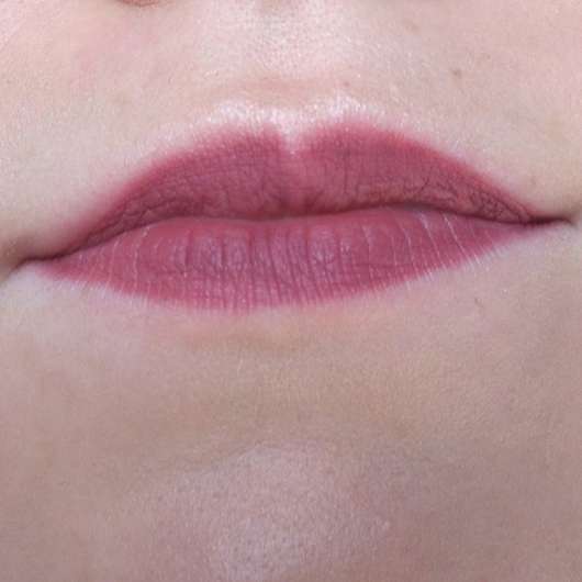 Lippen mit alverde Lipliner Automatic, Farbe: 15 Aubergine
