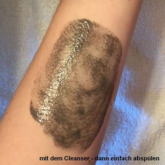 Unterarm mit Make-up + The Botanical Face Cleanser