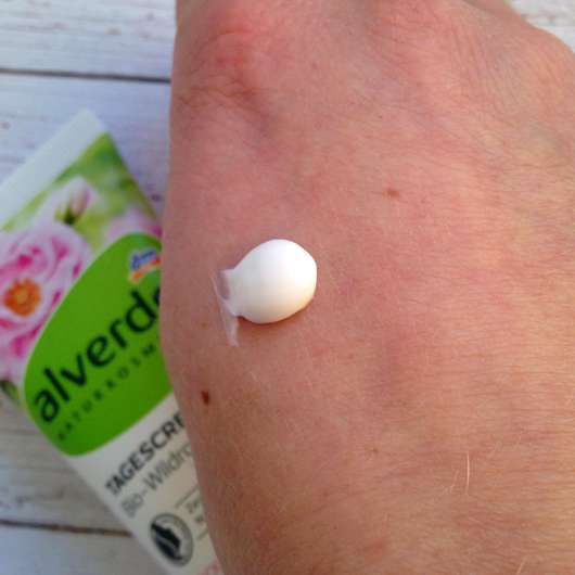 alverde Tagespflege Bio-Wildrose trockene Haut - Creme auf dem Handrücken