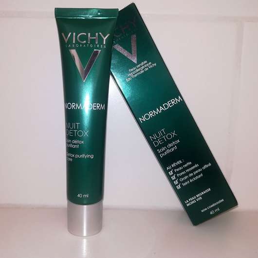 VICHY NORMADERM Nacht Detox - Creme auf dem Handrücken