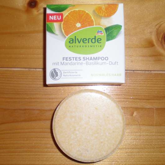 alverde festes Shampoo „Mandarine-Basilikum“ - Verpackung und Shampoostück