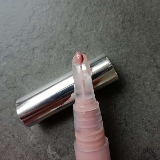 IsaDora Lip Booster Plumping & Hydrating Gloss, Farbe: 07 Glossy Praline - Öffnung mit Produkt