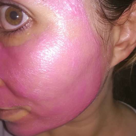 Gesicht mit ISANA Pink Glamour Peel-Off Maske (LE)
