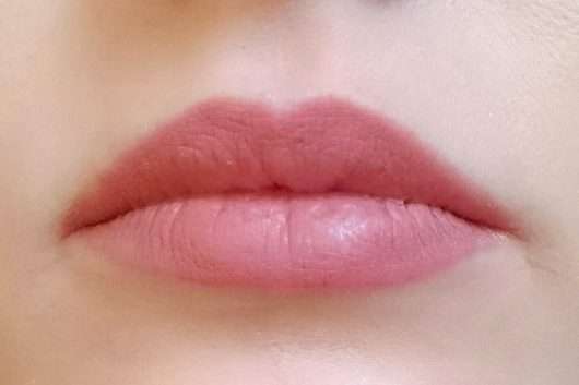 Lippen mit Pixi MatteLast Liquid Lip, Farbe: Matte Beige
