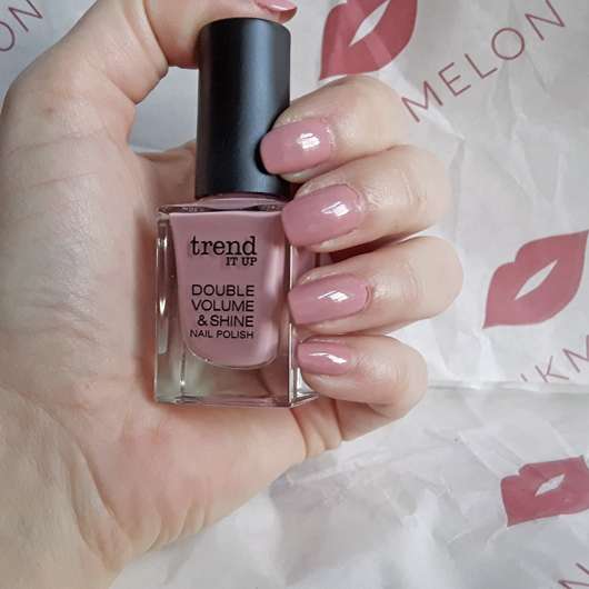 lackierte Fingernägel mit trend IT UP Double Volume & Shine Nail Polish, Farbe: 030