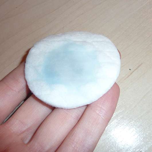 Wattepad mit ISANA CLEAN + CARE Ölhaltiger Augen Make-up Entferner