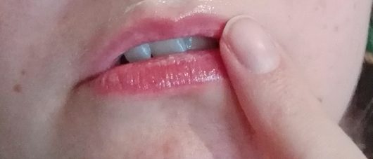 Lippen beim Auftrag des Blistex Conditioning Lip Serums Lippen beim Auftrag des Blistex Conditioning Lip Serums