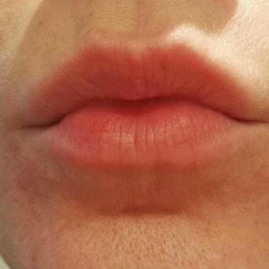 Lippen mit eos Repair Lip Balm, Sorte: Cooling Chamomile