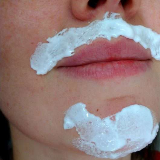 Gesicht während der Anwendung der XYO Rapid Haar-Bleichcreme Gesicht während der Anwendung der XYO Rapid Haar-Bleichcreme