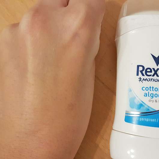 Rexona Cotton Dry Anti-Transpirant Deo Stick - Konsistenz auf dem Handrücken